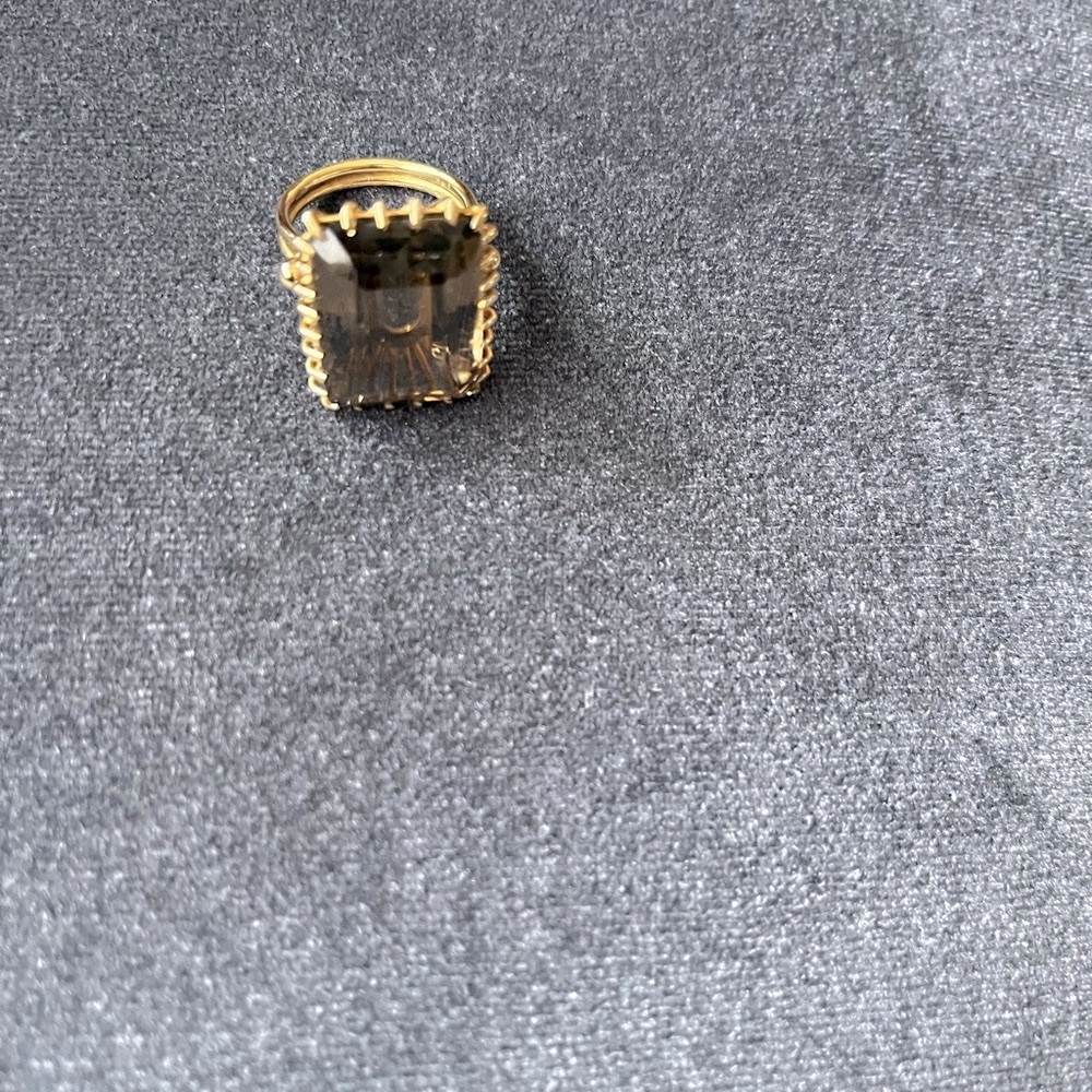 Beautiful 14K Gold Rin With Beautiful Topaz Stone Condition: Excellent